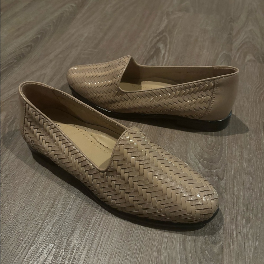 Trotters Loafer Liz III Nude Leather Womens 8 Narrow‎ New